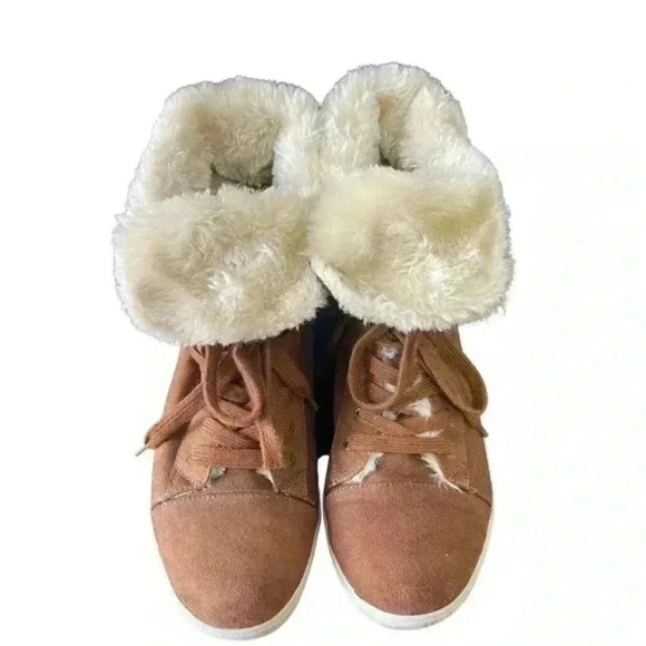 🛍️3/$40 Women’s Faux Fur Lined High-Top Sneakers – Tan Suede Look Size 11 - Picture 2 of 7